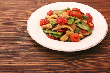 Stewed chicken breast with green bell pepper, young peas and tom