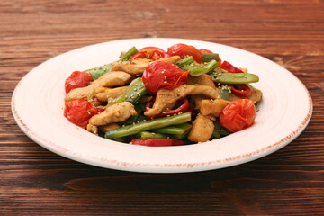 Stewed chicken breast with green bell pepper, young peas and tom