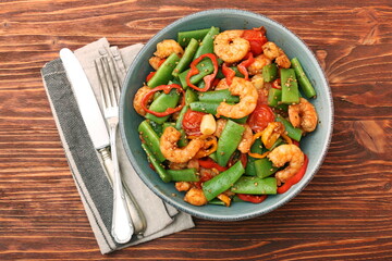 Snowpeas and shrimps salad