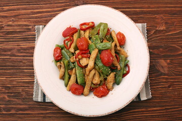 Stewed chicken breast with green bell pepper, young peas and tom