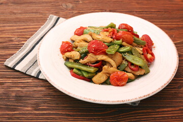 Stewed chicken breast with green bell pepper, young peas and tom