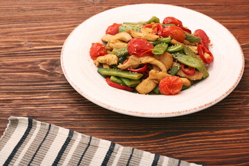 Stewed chicken breast with green bell pepper, young peas and tom