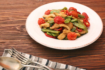 Stewed chicken breast with green bell pepper, young peas and tom