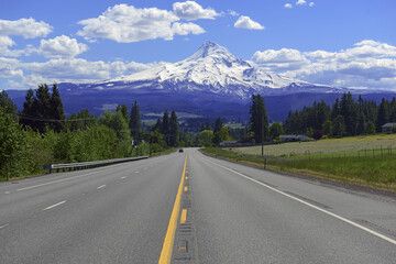 Fototapeta premium Snow covered Mount Hood, a volcano in the Cascade Mountains in Oregon popular for hiking, climbing, snowboarding and skiing, despite the risks of avalanche, crevasses and volatile weather on the peak.