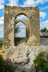 Obraz premium Gate on Tapshan Plateau of Cave City in Cherkez-Kermen Valley, Crimea