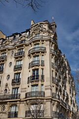 Fototapeta na wymiar Immeuble en pierre blanche aux coins arrondis. Paris, France.