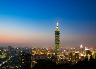 Fototapeta na wymiar Taipei 101 skyscraper view and city skyline from elephant mountain with clear beautiful sunset sky at twilight night time