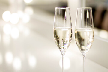 champagne glasses wich raspberries