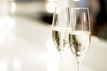 champagne glasses wich raspberries