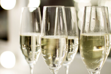 champagne glasses wich raspberries