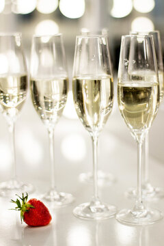 champagne glasses wich raspberries