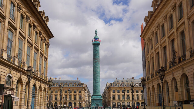 Photo of place Vendome obelisk on a spring cloudy morning, Paris, France