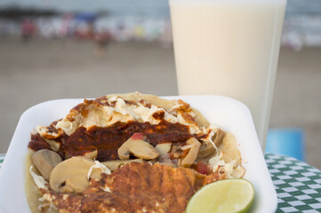 Taco mexicano con vaso de horchata