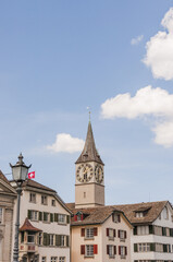 Fototapeta premium Zürich, Stadt, Altstadt, St. Peter Kirche, Kirchturm, Limmat, Limmatquai, Münsterbrücke, Niederdorf, Stadtrundgang, Frühling, Sommer, Schweiz
