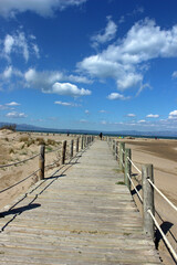 Fototapeta na wymiar Puente de madera en la playa de Riumar (Delta del Ebro)