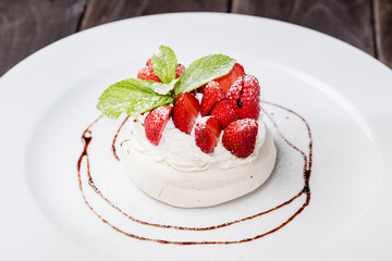 Meringue with strawberries and mint