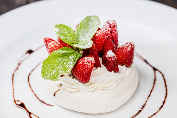 Meringue with strawberries and mint
