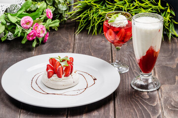 Meringue with strawberries and mint