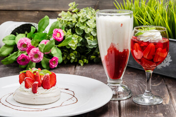 Meringue with strawberries and mint