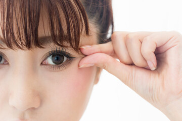 Fototapeta premium Kobieta szczypiąca kącik oka