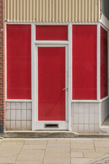 Rot beklebte Glasscheibe einer Eingangstür