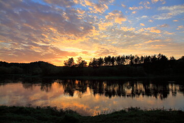 Naklejka premium Beautiful sunset near the river