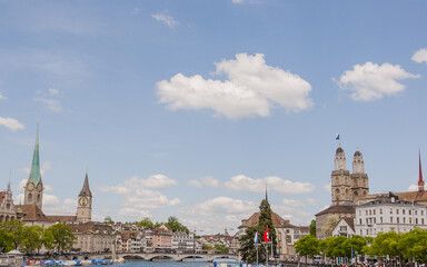 Fototapeta premium Zürich, Stadt, Altstadt, St. Peter Kirche, Fraumünster Kirche, Grossmünster, Münsterbrücke, Limmat, Limmatquai, Frühling, Sommer, Schweiz