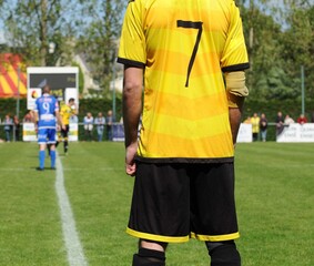 Fototapeta premium footballeur en attente du coup d'envoi