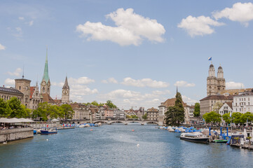 Obraz premium Zürich, Stadt, Altstadt, Limmat, Limmatquai, Stadthausquai, St. Peter Kirche, Fraumünster, Grossmünster, Kirche, Münsterbrücke, Frühling, Sommer, Schweiz