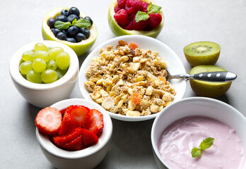 Zdrowe śniadanie musli ze świeżymi owocami © Patryk Michalski