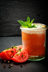 kalte tomatensuppe mit meerretichschaum
