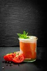 kalte tomatensuppe mit meerretichschaum