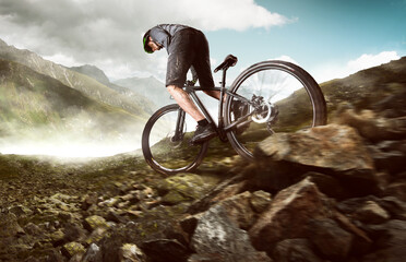 Obraz na płótnie Canvas Mountainbiker im Gebirge