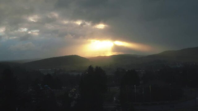 Sonnenstrahlen brechen durch Wolken