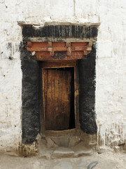 traditionelle Holztür im Himalaya