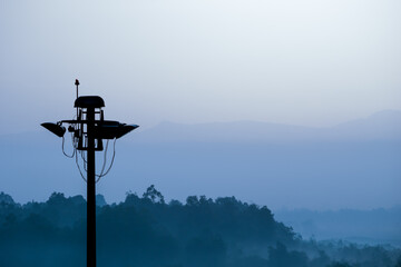 Obraz premium Spotlight pole with mountain in the background