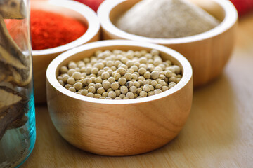 peppercorn in bowl on table