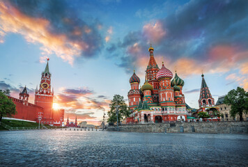 Fototapeta premium Параллельно облакам St. Basil's Cathedral and the Spasskaya Tower