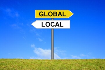 Schild Wegweiser zeigt Global und Local