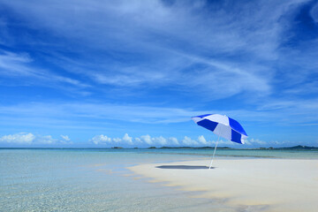 美しい沖縄のビーチと夏空
