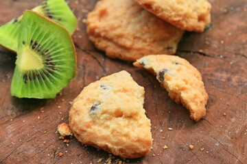 chocolate chip cookie and kiwi