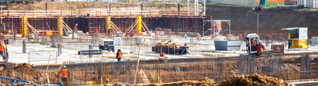operai al lavoro in cantiere edile