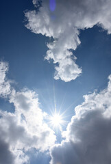 輝く太陽と青空と白い雲（熱い、熱中症、紫外線、ＵＶケア、青春、成功、希望などのイメージ）