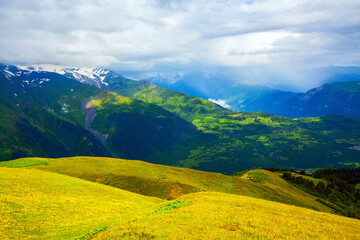 Obraz premium Mountain scenery, the play of light and shadows from sunlight.