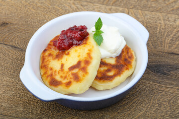 Cheese pancake with jam