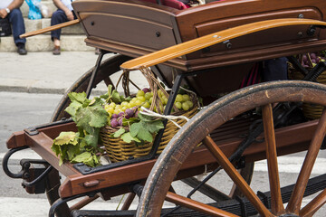 Fototapeta na wymiar QUARTU S.E., ITALIA - SETTEMBRE 21, 2014: Sfilata di costumi sardi e carri per la sagra dell'uva in onore dei festeggiamenti di Sant'Elena - Sardegna