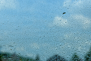 Tropfen aus Waser auf scheibe in blauer Farbe