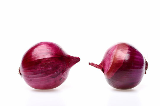 Onions in red peel lying towards each other