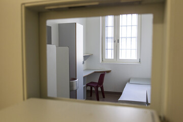 Blick in neue Zelle einer Justizvollzugsanstalt
