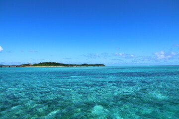 Plakat 沖縄人気のリゾート地、宮古島の透き通る空と海